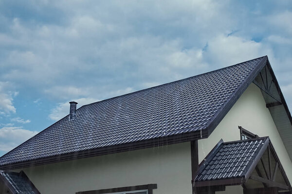 Гофрированная металлическая крыша и металлическая кровля. Современная крыша из мрамора
