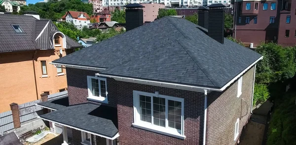 Bitumiczny dachówka dla dach. Dom z dach z bitumiczny dachówka. dach z płytek bitumicznych. Modernizacja — Zdjęcie stockowe