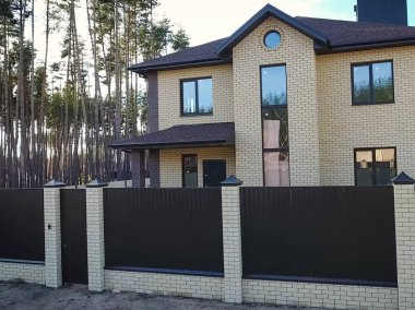 Çatı için küçük fayanslar. Bituminous 'un çatısına sahip bir ev