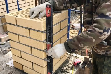 Binanın destek sütunlarının tuğlaları. Tuğla işi.