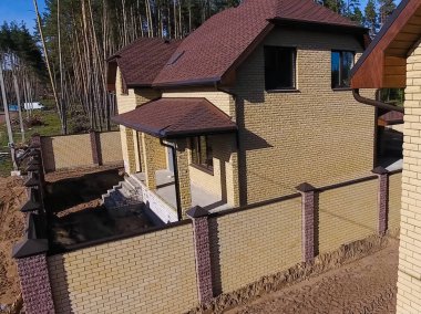 Çatı için küçük fayanslar. Bituminous 'un çatısına sahip bir ev