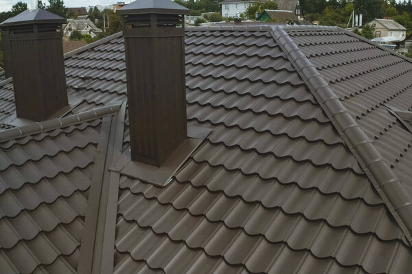 Гофрированная металлическая крыша и металлическая кровля. Современная крыша из мрамора
