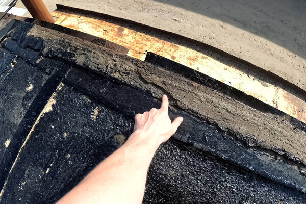 Roofing from roofing felts and resin. Sealing roofing material o