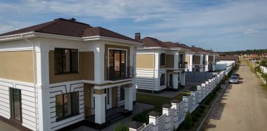 Çatı için küçük fayanslar. Fayanslardan yapılmış çatılı bir ev. Bituminous fayansın çatısı. Moder