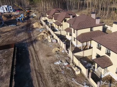 Çatı için küçük fayanslar. Bituminous 'un çatısına sahip bir ev