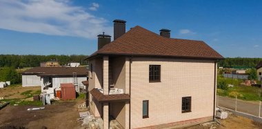 Çatı için küçük fayanslar. Fayanslardan yapılmış çatılı bir ev. Bituminous fayansın çatısı. Moder