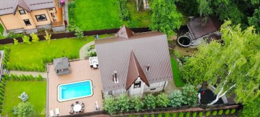 Yeni ev, çatısı metalden yapılmış. Kulübede.