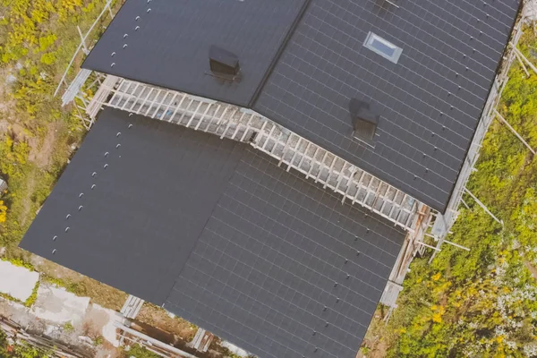 Dunkelgraues Dach eines Industriegebäudes aus Metall. Wellpappe — Stockfoto
