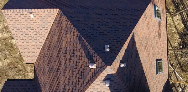 Bitumineuze tegel voor een dak. Huis met een dak van een bitumineuze tegel. een dak van een bitumineuze tegel. Moder — Stockfoto