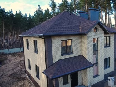 Çatı için küçük fayanslar. Bituminous 'un çatısına sahip bir ev
