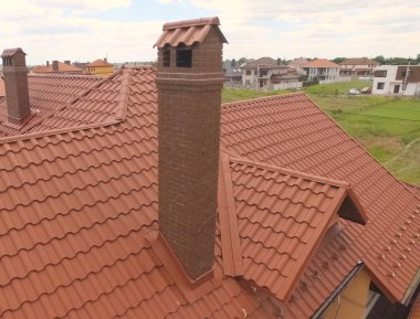 Turuncu metalden yapılmış yeni çatılı bir ev. Yukarıdan bak. Cor
