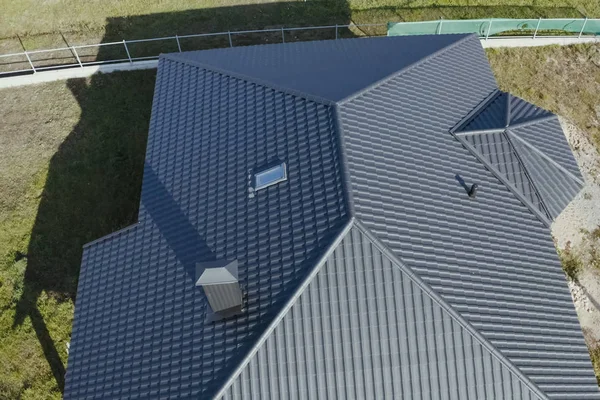 Corrugated metal roof and metal roofing. Modern roof made of met — Stock Photo, Image