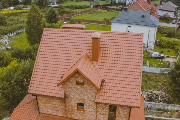 Gegolfd metalen dak en metalen dakbedekking. Modern dak gemaakt van met — Stockfoto