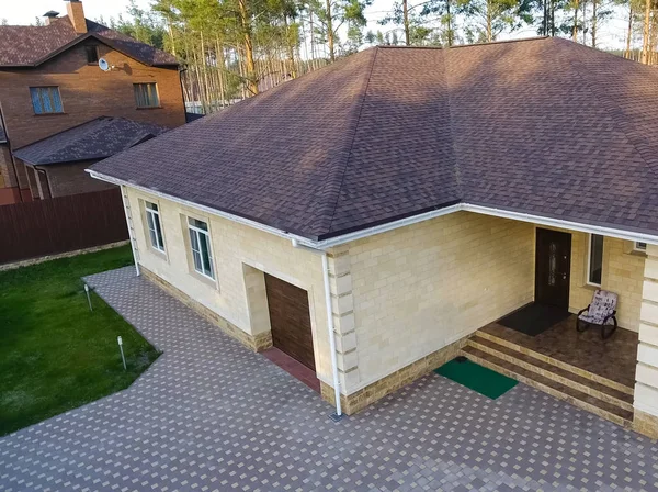 Telha betuminosa de um telhado. Casa com telhado de betuminoso — Fotografia de Stock