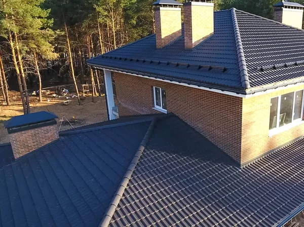 Huis met keramische tegeldak. dakpannen van cement en zand. — Stockfoto