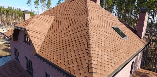 Bituminös kakel för ett tak. Hus med tak från en bituminös kakel. Ett tak från en bituminös kakel. Modellbeteckning — Stockfoto