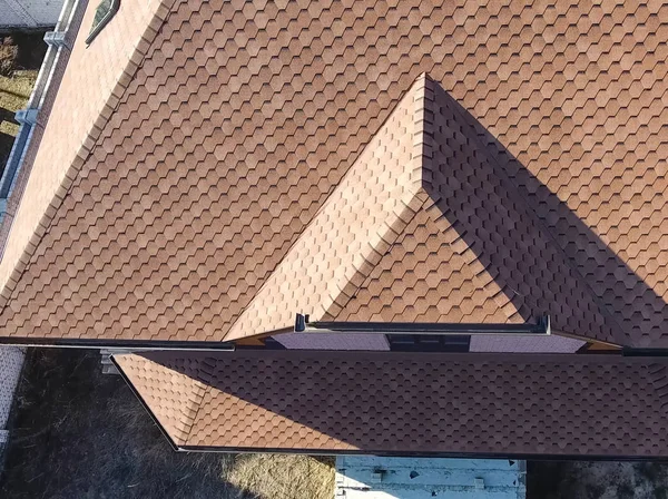 Çatı için küçük fayanslar. Bituminous 'un çatısına sahip bir ev — Stok fotoğraf