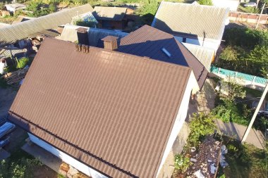 Oluklu metal çatı ve metal çatı. Modern çatıdan yapılma.