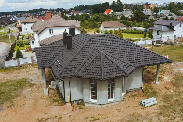 Дом с коричневой металлической крышей. — стоковое фото