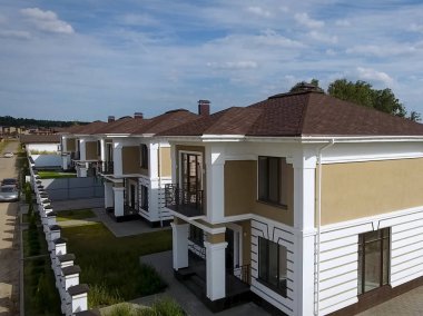 Çatı için küçük fayanslar. Bituminous 'un çatısına sahip bir ev