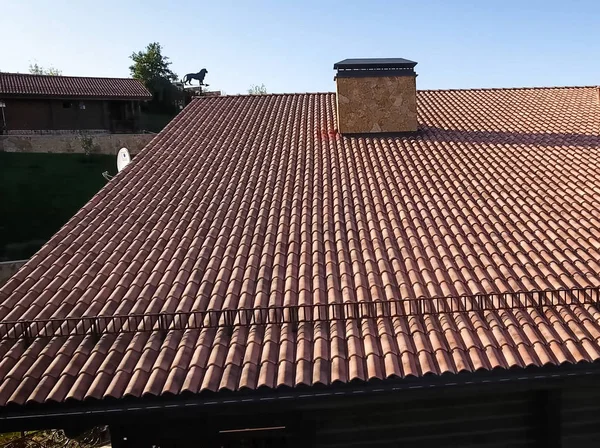 세라믹 타일 지붕 이 있는 집. 시멘트 모래 지붕 타일. — 스톡 사진