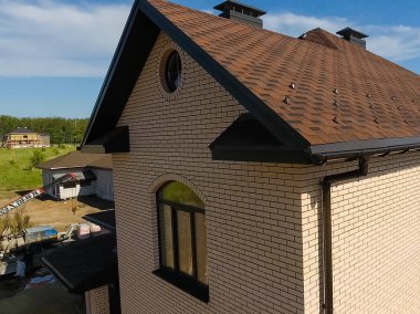 Çatı için küçük fayanslar. Bituminous 'un çatısına sahip bir ev