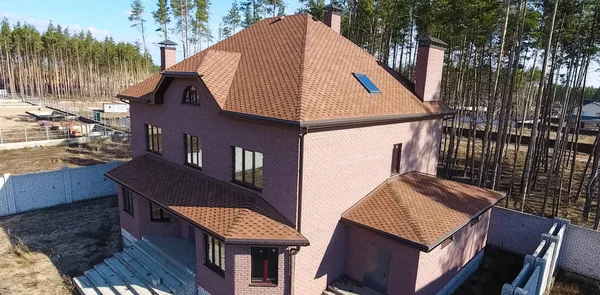 Tuile bitumineuse pour un toit. Maison avec un toit en tuile bitumineuse. un toit d'une tuile bitumineuse. Moder — Photo