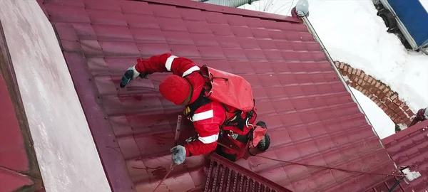 Worker does the installation of the roof of house. Installation — Stock Photo, Image