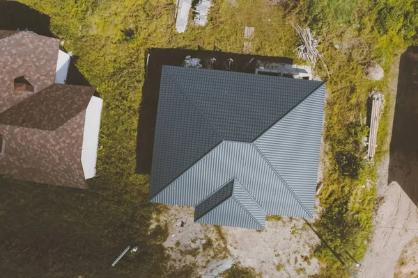 Wellblechdach und Metalldach. modernes Dach aus Aluminium — Stockfoto