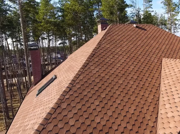 Bitumineuze tegel voor een dak. Huis met een dak van een bitumineus — Stockfoto