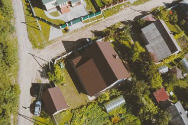 Oluklu metal çatı ve metal çatı. Modern çatıdan yapılma.