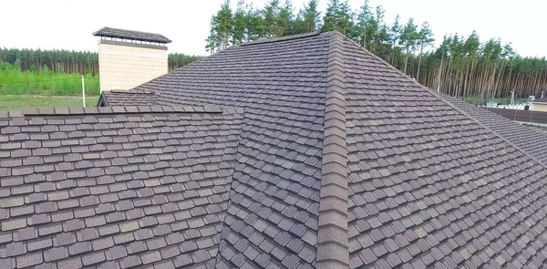 Bituminous csempe egy tető. Egy ház tetővel egy bitumenes cserépből. tető egy bitumenes csempe. Mérsékelt — Stock Fotó