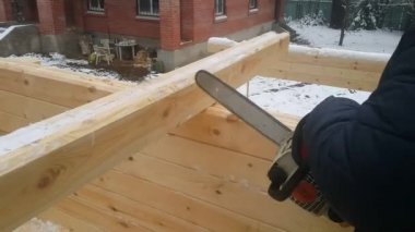 Bir barda yiv kesiyorum. Bir kütük evden ev toplamak.