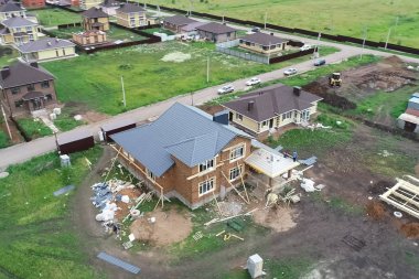 Tatil köyü, yukarıdan manzara. Yeni çatılı bir ev