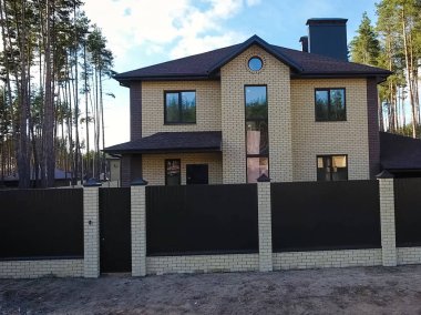 Çatı için küçük fayanslar. Bituminous 'un çatısına sahip bir ev