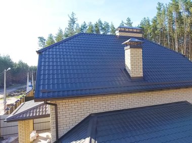 Oluklu metal çatı ve metal çatı. Modern çatıdan yapılma.
