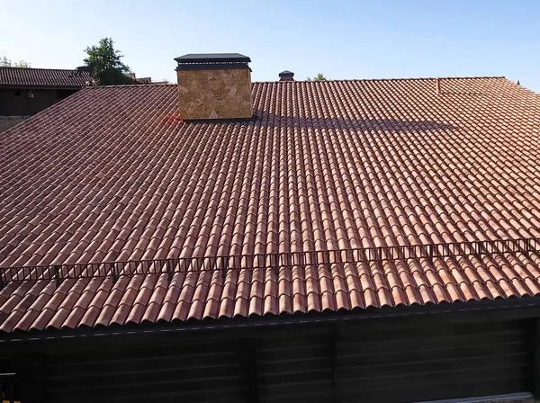 Casa com telhado de cerâmica. telhas de cimento-areia . — Fotografia de Stock