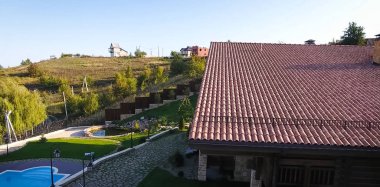 Seramik kiremit çatılı ev. beton-kum çatı kiremitleri.