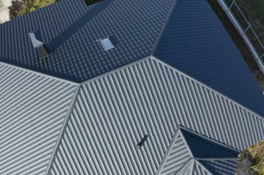 Oluklu metal çatı ve metal çatı. Modern çatıdan yapılma.