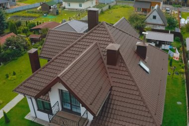 Oluklu metal çatı ve metal çatı. Modern çatıdan yapılma.