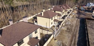 Çatı için küçük fayanslar. Fayanslardan yapılmış çatılı bir ev. Bituminous fayansın çatısı. Moder