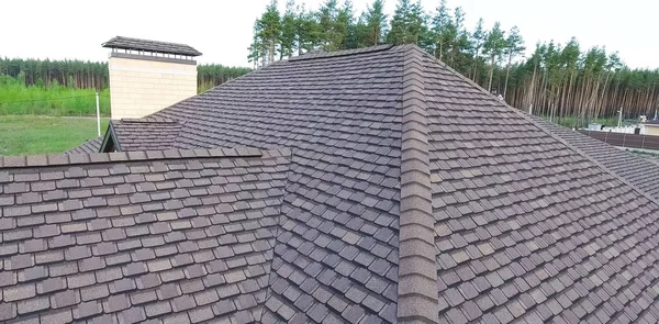 Çatı için küçük fayanslar. Fayanslardan yapılmış çatılı bir ev. Bituminous fayansın çatısı. Moder — Stok fotoğraf
