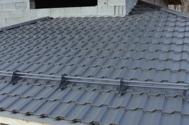 Oluklu metal çatı ve metal çatı. Modern çatıdan yapılma.