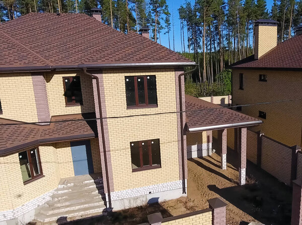 Битумная плитка для крыши. Дом с крышей из битума
