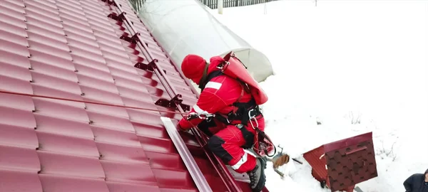 Worker does the installation of the roof of house. Installation — Stock Photo, Image