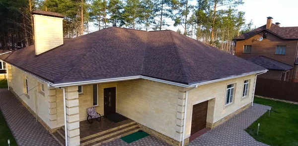 Telha betuminosa de um telhado. Casa com um telhado de uma telha betuminosa. um telhado de uma telha betuminosa. Moder — Fotografia de Stock