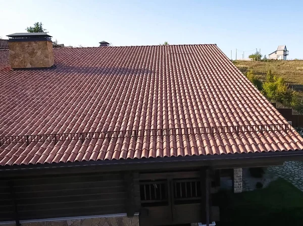 Haus mit keramischem Ziegeldach. Zement-Sand-Dachziegel. — Stockfoto