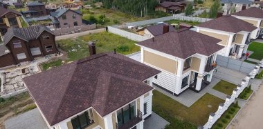 Çatı için küçük fayanslar. Fayanslardan yapılmış çatılı bir ev. Bituminous fayansın çatısı. Moder