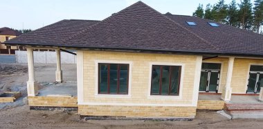 Çatı için küçük fayanslar. Fayanslardan yapılmış çatılı bir ev. Bituminous fayansın çatısı. Moder