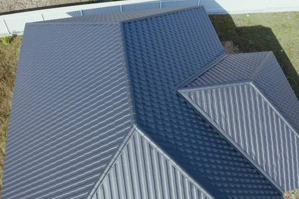 Casa com telhado de metal cinzento. telhado de metal ondulado e metal ro — Fotografia de Stock